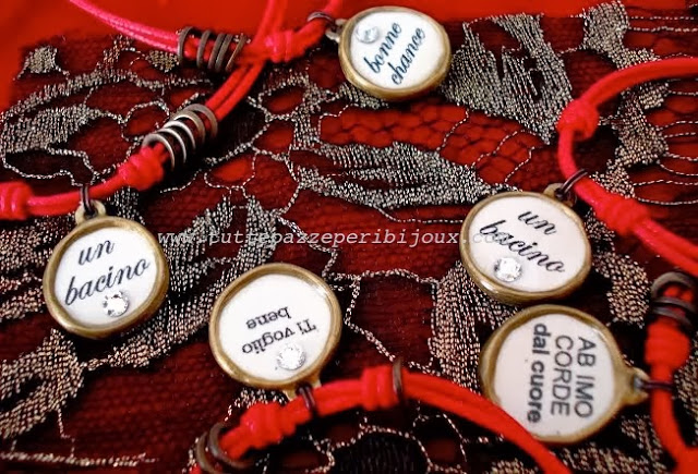 Ofelia Beltrame, bracciali con medagliette porte bonheur, frasi e poesie